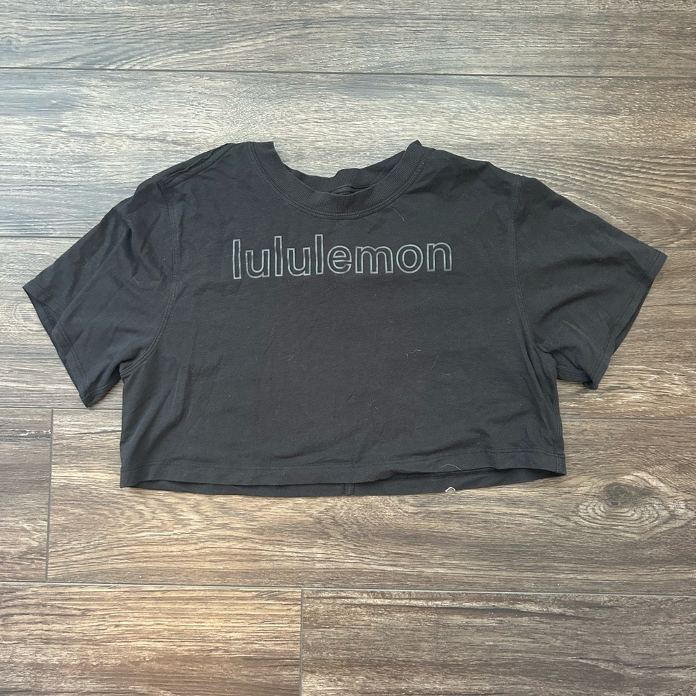Cropped lululemon tee